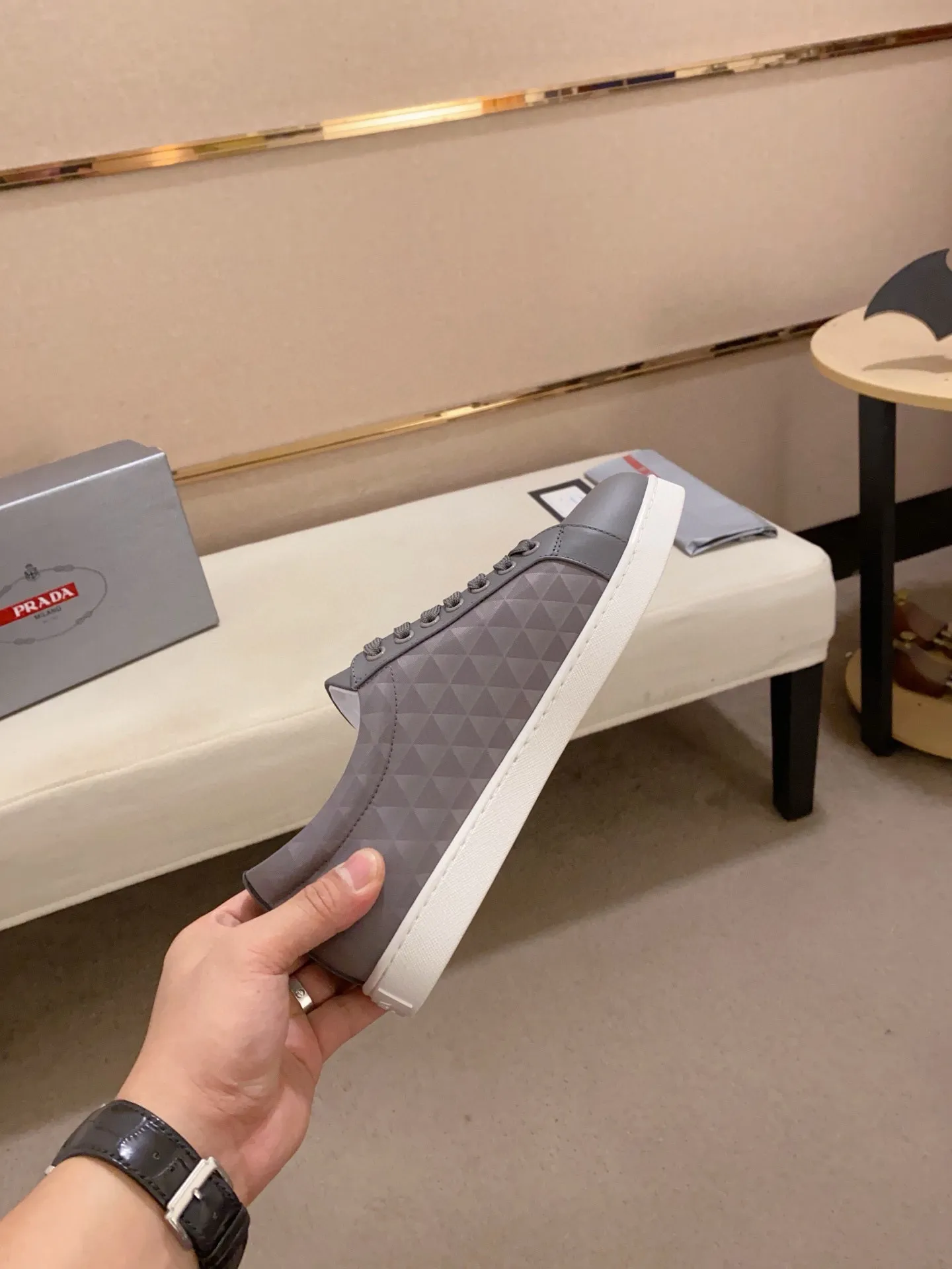 Men's shoes 💰 580💰 ✔️✔️✔️High-quality new PRADA counters are launched at the same time. The new men's shoes and 😘fabrics are selected from first-layer cowhide and are made by pure handicrafts. Lining: Full cowhide lining. 👍🏿 High-end ☄️ air-cushion molded anti-slip rubber outsole, exquisite lines, simple and elegant, comfortable and high-end for leisure travel. Code number: 38 to 44 (45 can be customized)